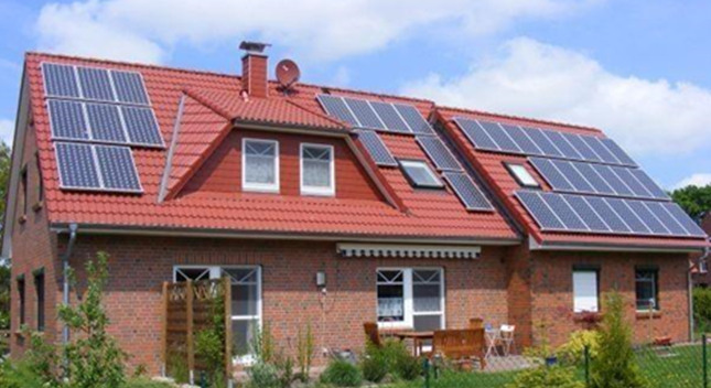 Instalación de sistemas de energía solar en los tejados de la villa