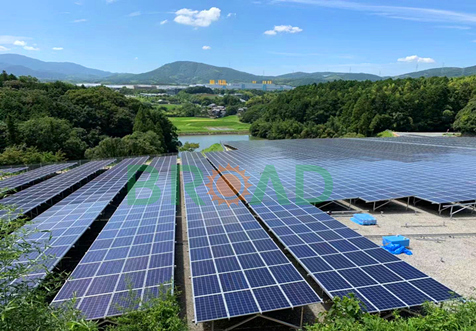 planta solar fuera de la red con amplios sistemas de montaje solar - bases de tornillo de tierra